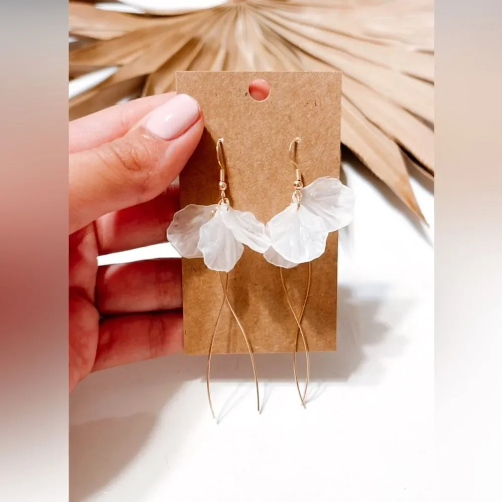 White flower drop earrings S453